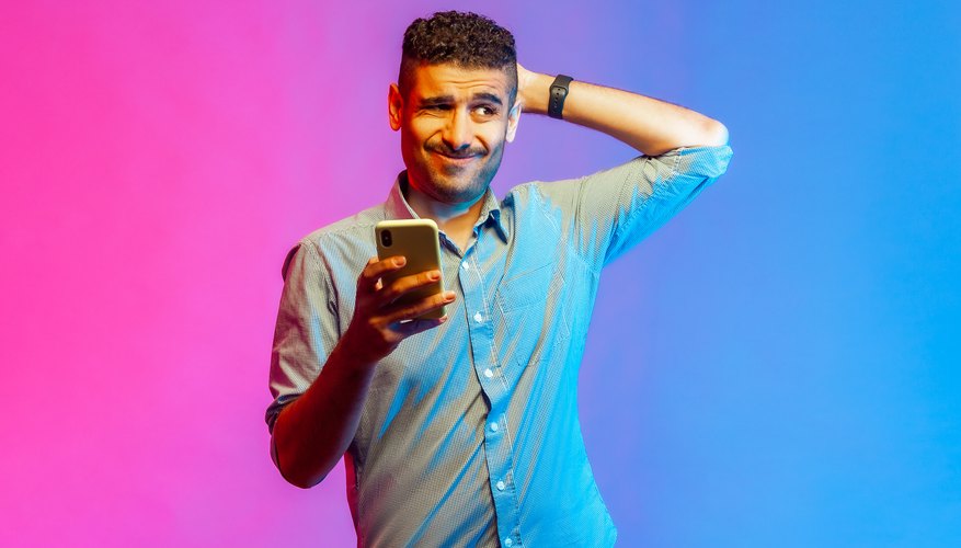 Puedes optar por dejar que cancelen el contrato de tu teléfono celular por bancarrota o solicitar conservarlo.