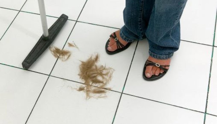 Cortar el pelo deja restos en los pisos.