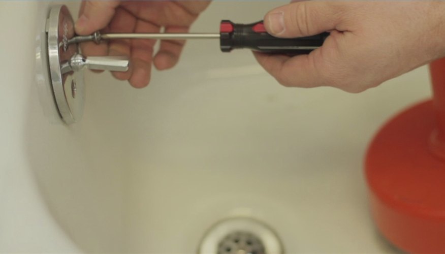 How to Loosen a Tub Drain
