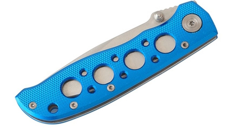 Photo Credit: couteau image by Palindra from <a href='http://www.fotolia.com'>Fotolia.com</a> A thumb stud located on the blade makes a spring-assist knife legal under federal law.