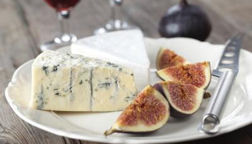 Fruit or cheese were offered after the main course in 17th century France.