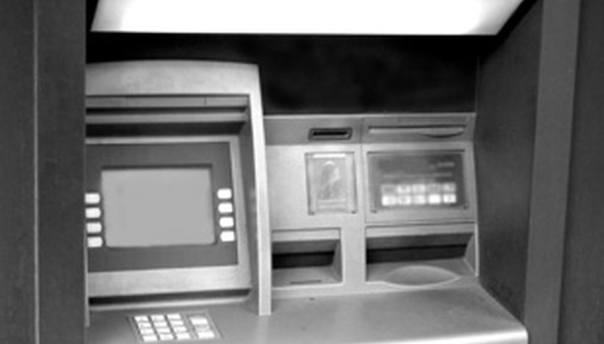 La tarjeta para cajero automático es principalmente para hacer transacciones en cajeros automáticos como retirar dinero.