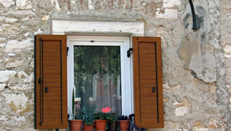 Windows should be mounted according to the age and style of the house.