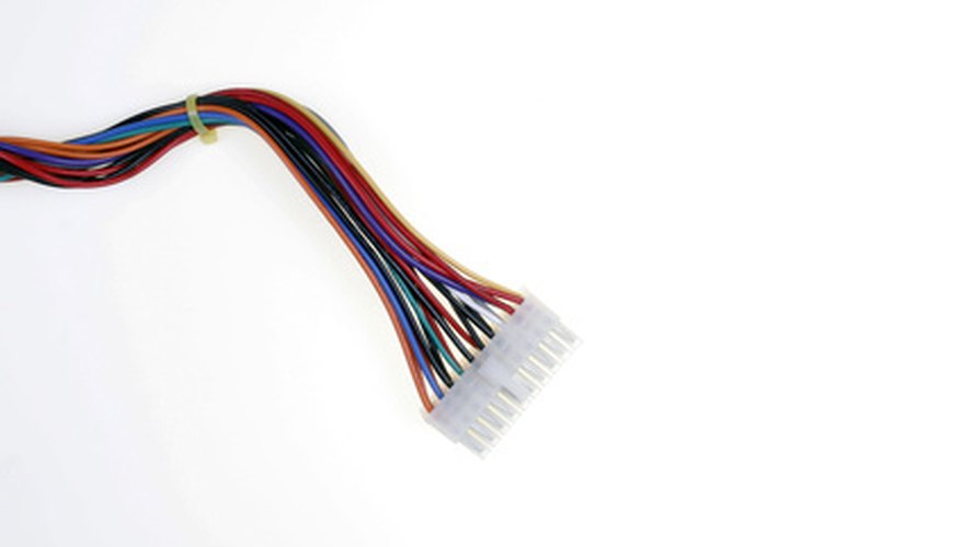 El cable de poder principal tiene el conector más largo.