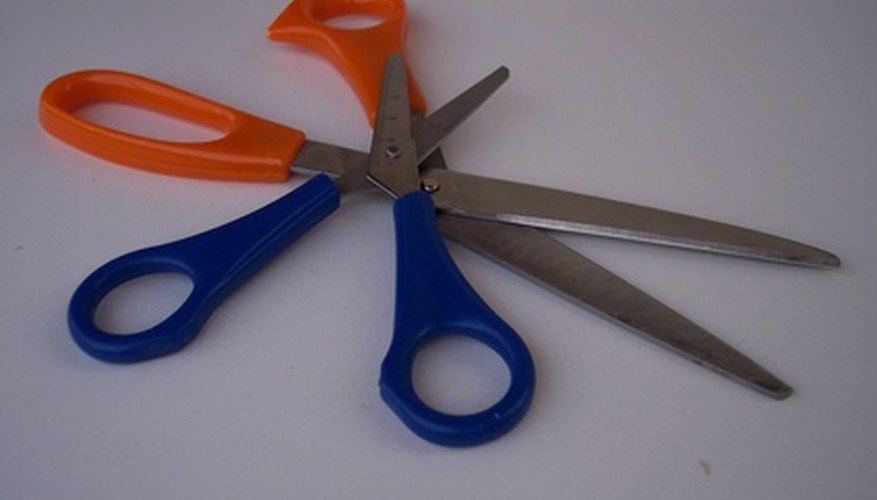 Normal scissors can be used to thin out hair.