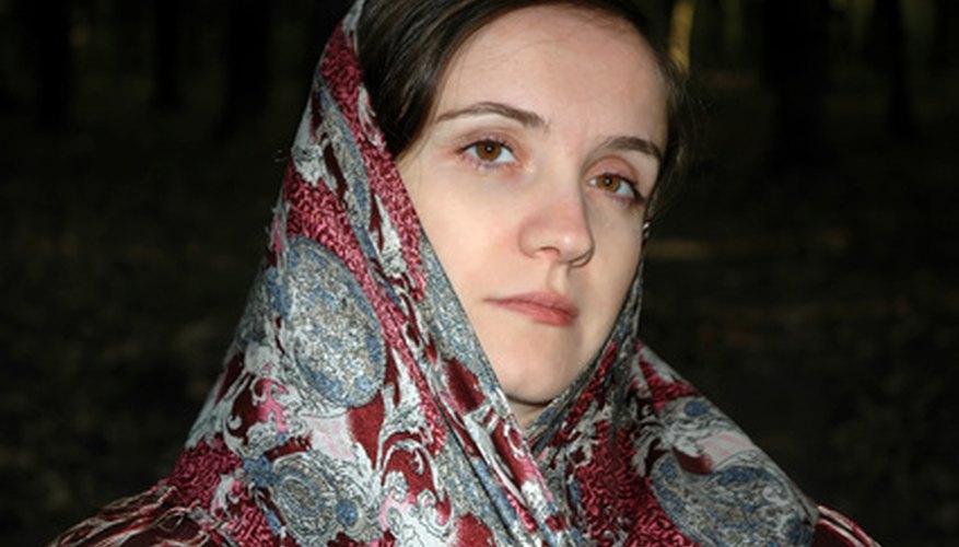 Romanian head scarves can be worn in different ways.