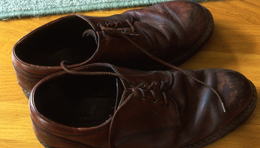 Dyeing leather shoes is quick and easy.