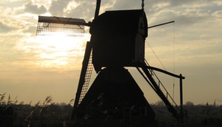 Mechanism of a GIANT WINDMILL to make flour through the grinding of wheat 