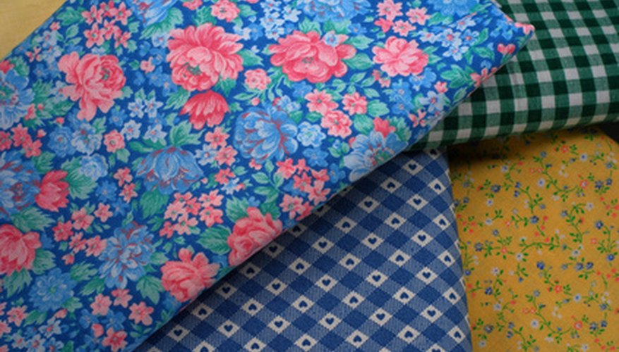Use a combination of floral and checked fabrics for your own Swedish blinds.