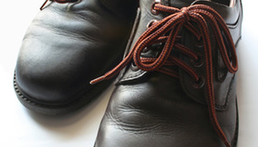 Remove stains from leather shoes with white vinegar.