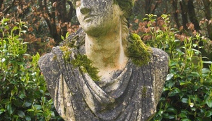 Grow moss on a garden statue with yoghurt.