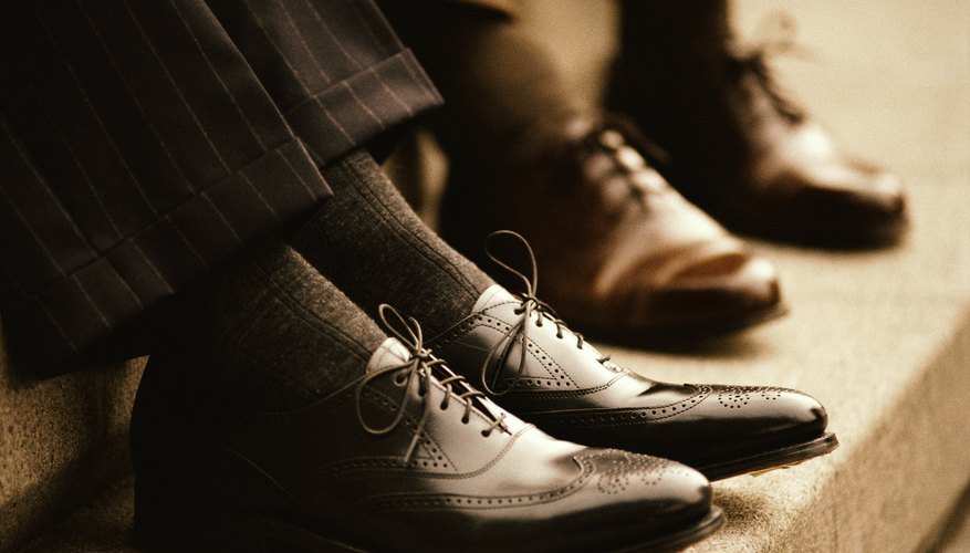 Los hombres deberían usar zapatos de vestir de colores oscuros.