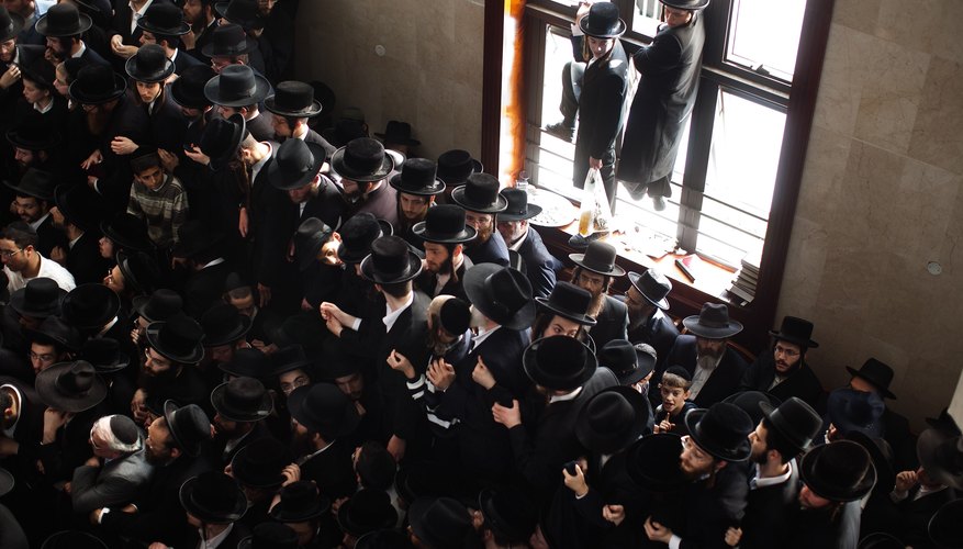 A minyan is a quorum of 10 needed to recite the kaddish.