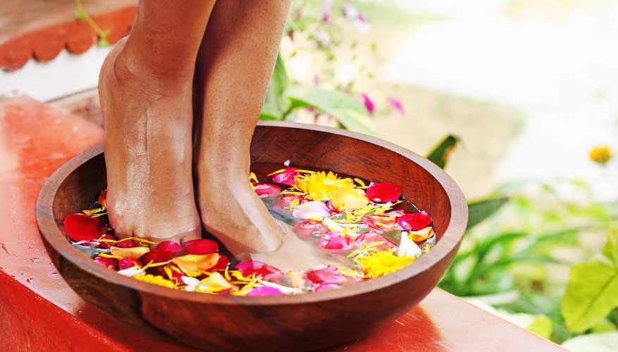 You can have your feet clean and fresh in no time by utilizing simple hygienic methods.