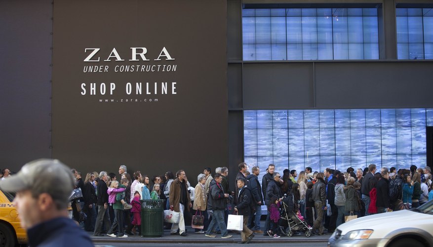 Consumidores esperando a ser atendidos durante el Black Friday norteamericano.