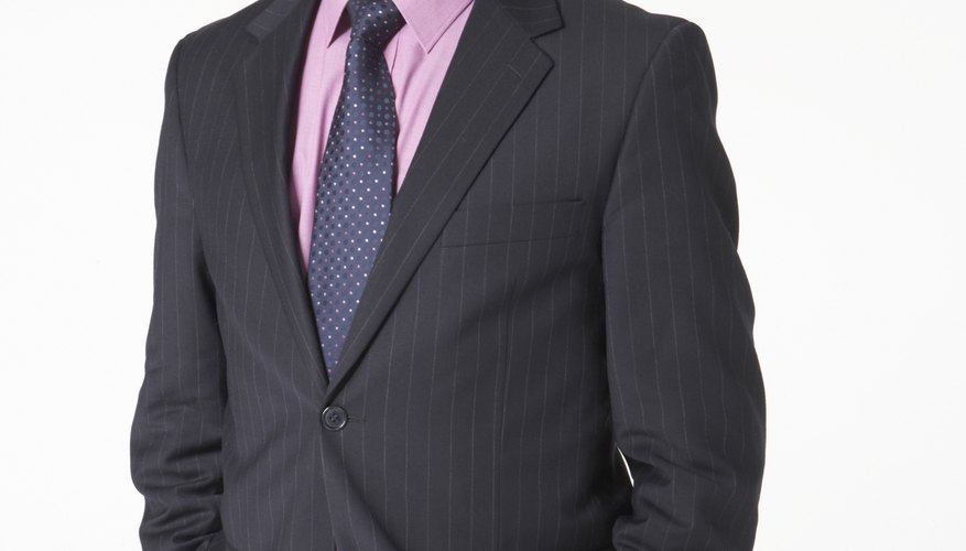 Los hombres deben vestir trajes de negocios.
