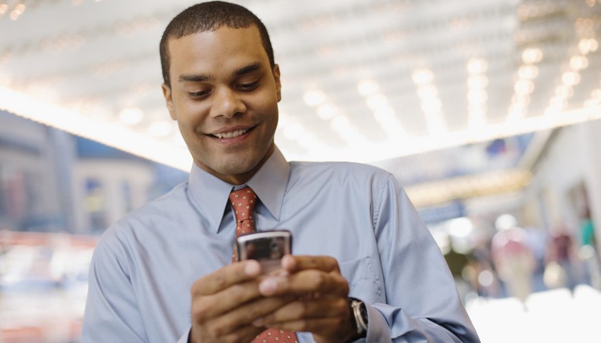 man texting his date