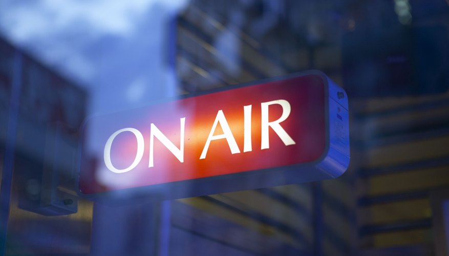 Promociona la apertura del restaurante de crepês en radios, periódicos y canales de televisión.