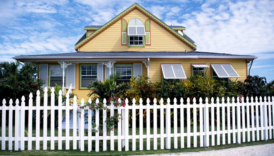 Casa con cerca blanca en la isla de Gran Bahama, Bahamas.