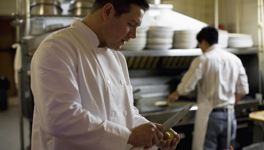 Cocineros trabajando en la cocina de un restaurante.