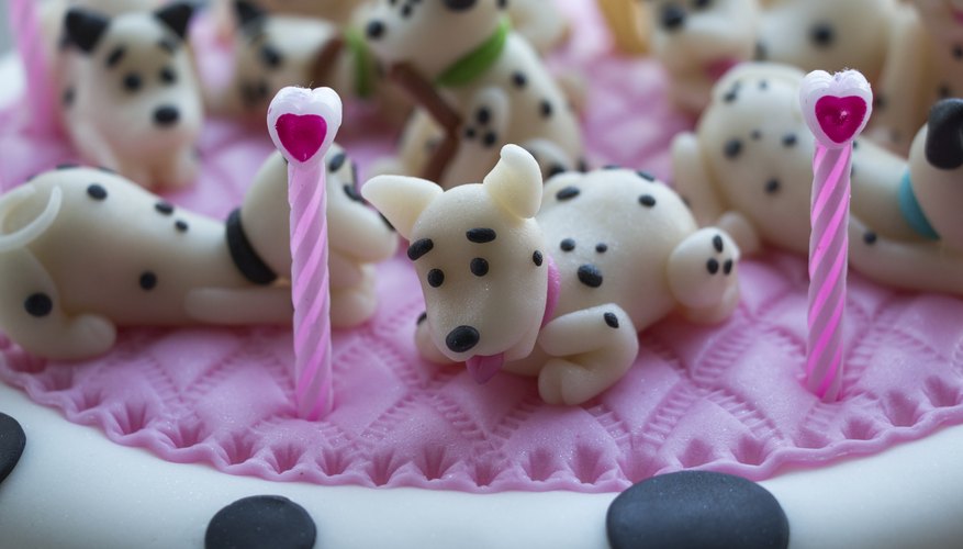Decorate a cake with animals.