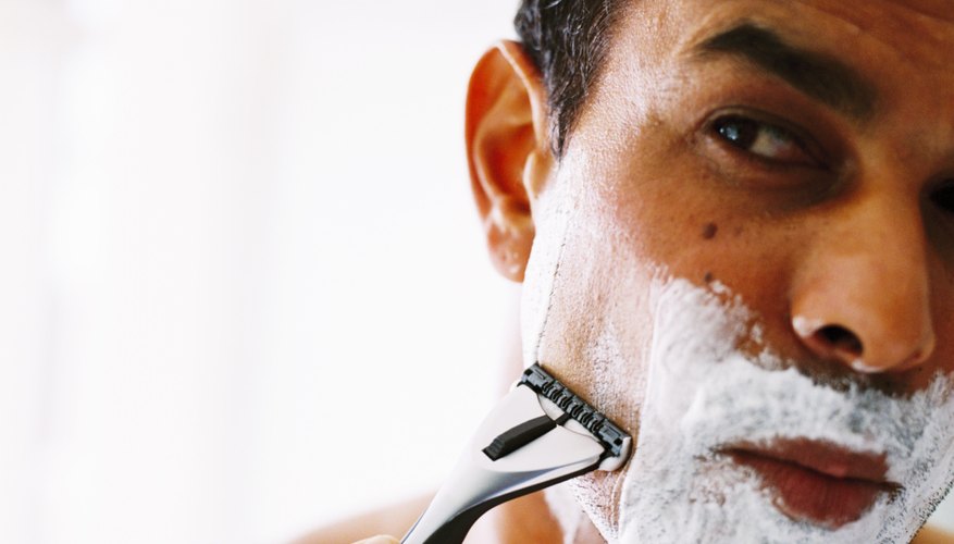 Para los hombres que se adhieran a un código de vestimenta de negocios, esto significa buenos hábitos de acicalado.