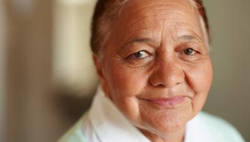 Una mujer pensativa sonríe.