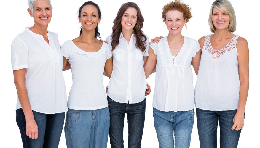 Grupo de mujeres de negocios hablando de un equipo de feria