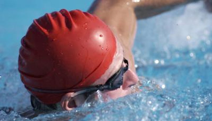 She swim swims very well. Плавание советы. Советы пловцам. Водное поло. Пловец надевает очки.