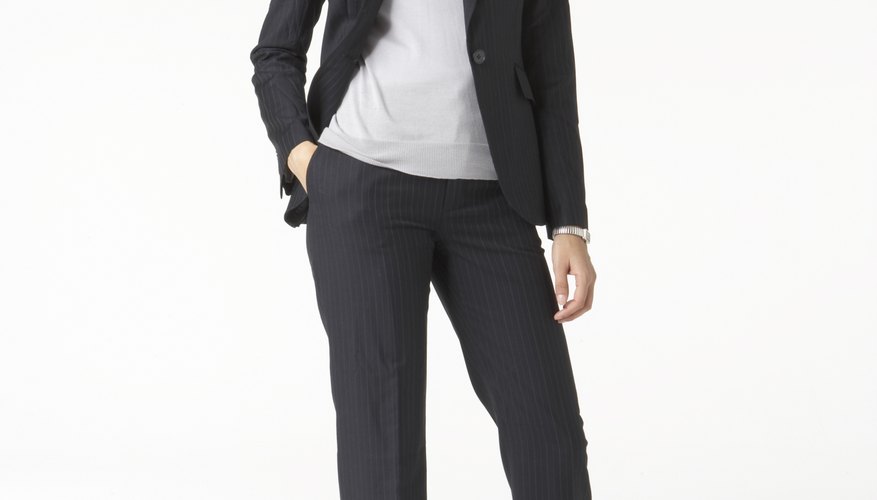 Las mujeres que se adhieran al código de vestimenta profesional pueden vestir pantalones, camisas y otras combinaciones formales.