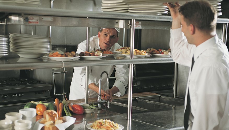 El hotel debe funcionar de acuerdo a las normas específicas de cada departamento, incluido el restaurante.