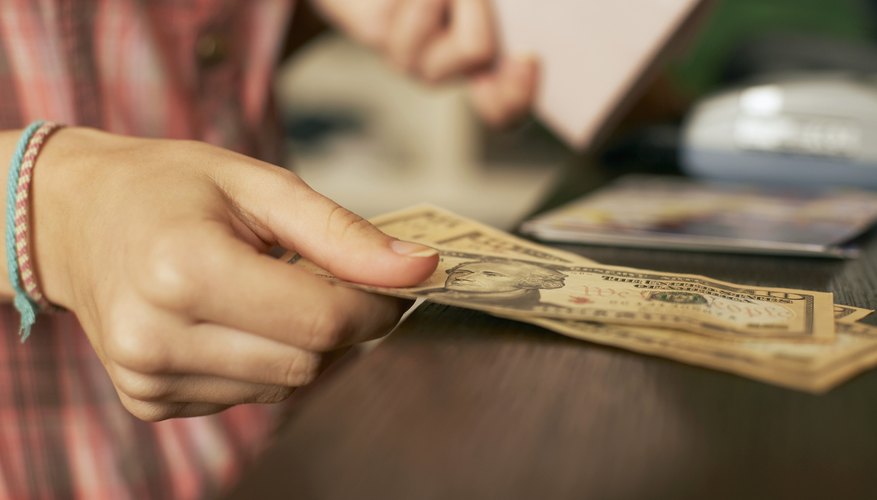 Para que un mes pueda cerrarse se deben completar las transacciones pendientes para el período.