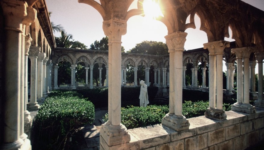 Jardín en un claustro francés en Paradise Island, Bahamas.