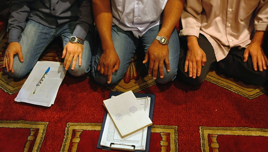 Middle Eastern markets contain both mass-produced mats and hand-woven artistic mats.