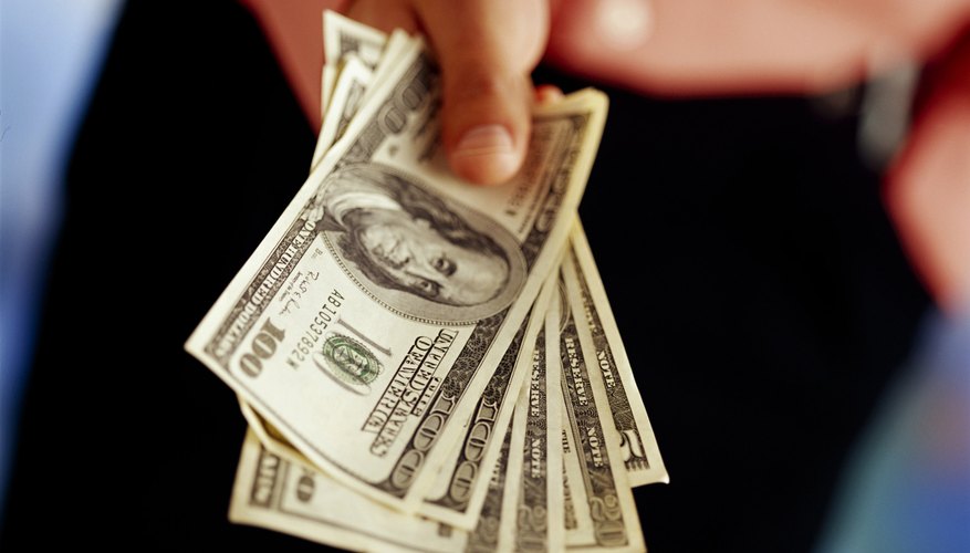 Tu ingreso bruto es el salario que recibes antes de que los impuestos se hayan restados de tu cheque de pago. Tu ingreso después de impuestos es la cantidad que queda después de impuestos federales, estatales y locales, se hayan deducido de tu cheque de pago.