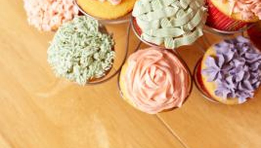Bakers use cake decorating syringes to decorate or inject filling into cakes or cupcakes.