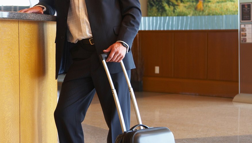 Por lo general son reembolsables los gastos por alojamiento de un empleado cuando la compañía lo envía en viaje de negocios.