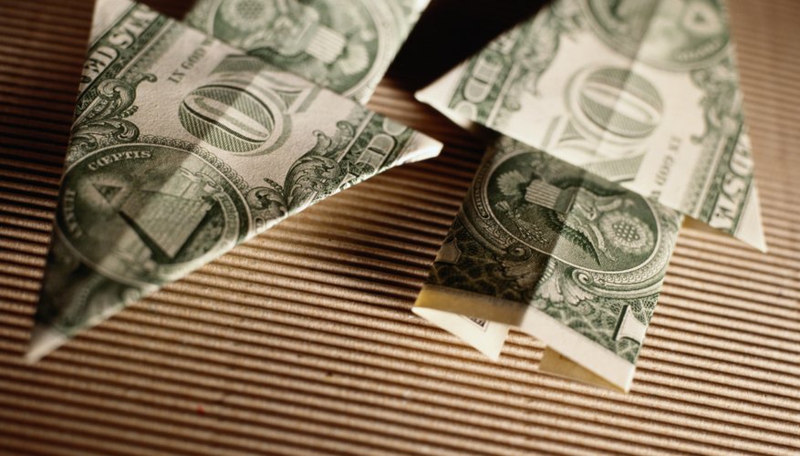 Cuando hay menos dinero en circulación, la escasez del dólar hace que se vuelva más valioso.