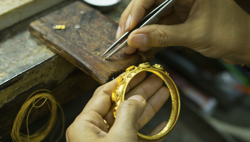 Artista que trabaja en la joyería hecha a mano