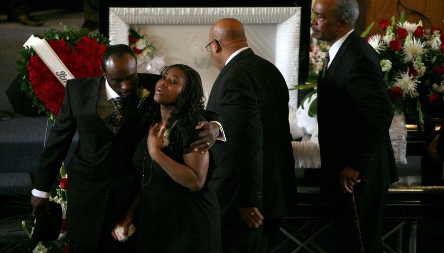 Baptist funeral customs help loved ones through the mourning process.