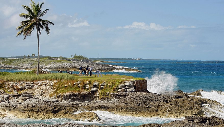 Los jugadores de golf en el 14° tee en Emerald Bay Resort, Gran Exuma Island, Bahamas