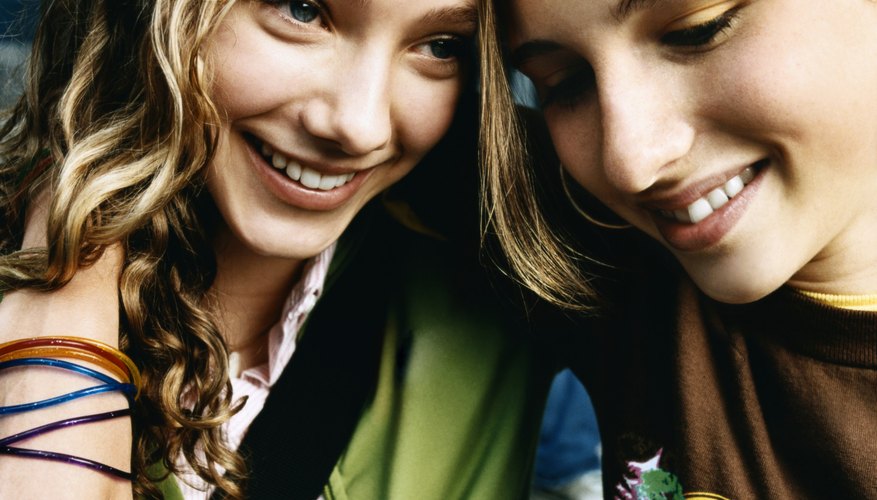 Hugs can be helpful when apologizing to a close friend.