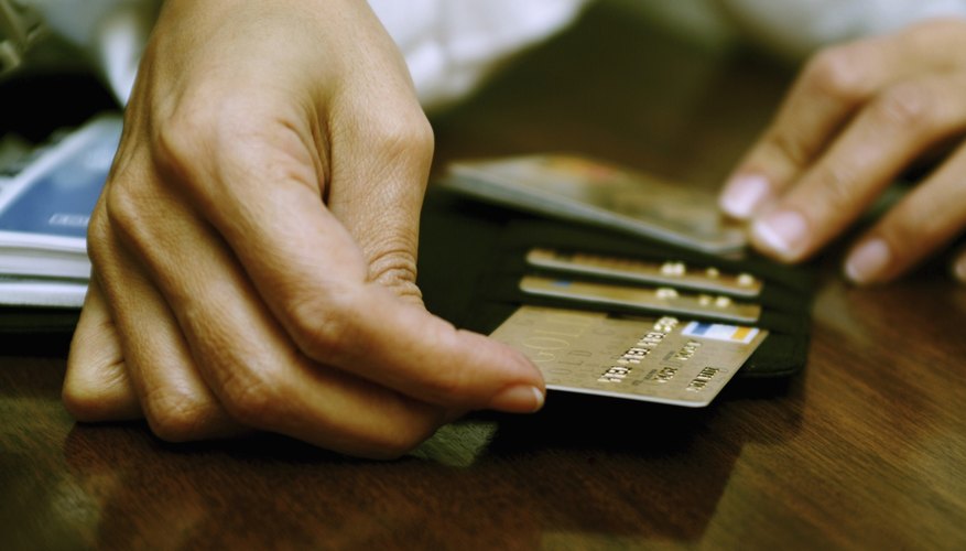 En Argentina, la ley de Tarjetas de Crédito no ahonda en la cuestión del matrimonio y las deudas.