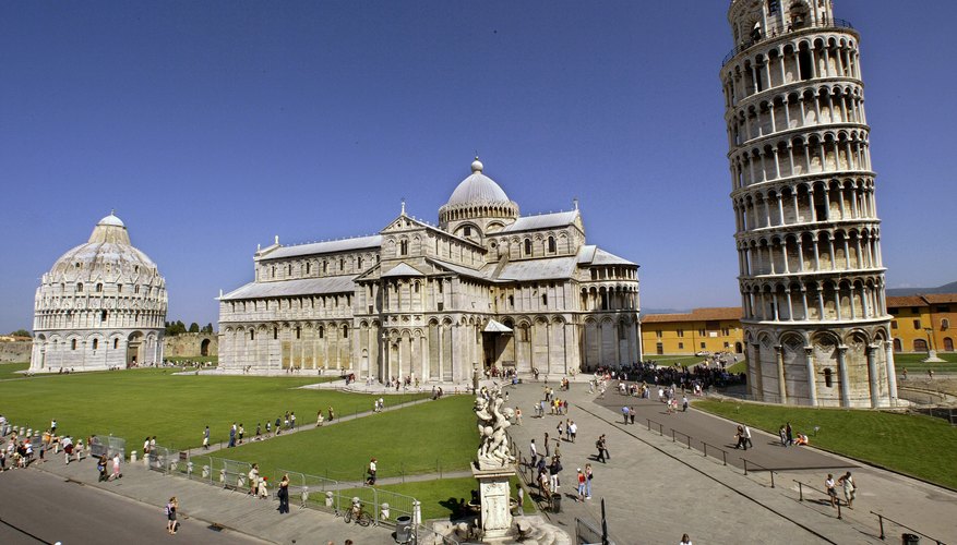 Wide shot of the leaning tower of Pisa and surrounding buildings