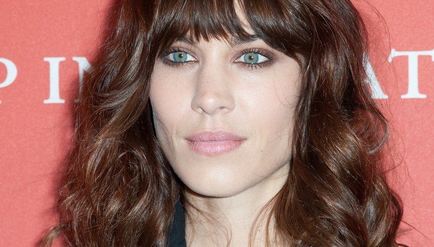 Get Alexa Chung's effortless, wavy look with this blow-dry technique.