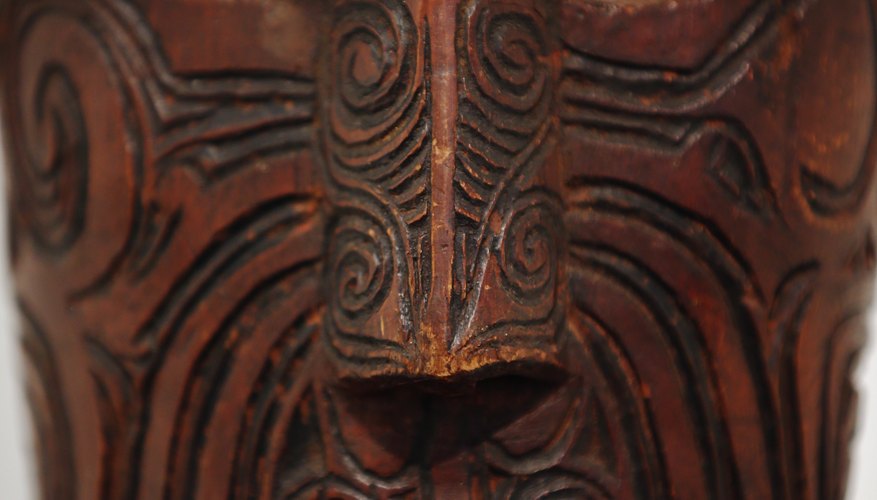 Maori artisans also engraved moko patterns on their wooden statues.