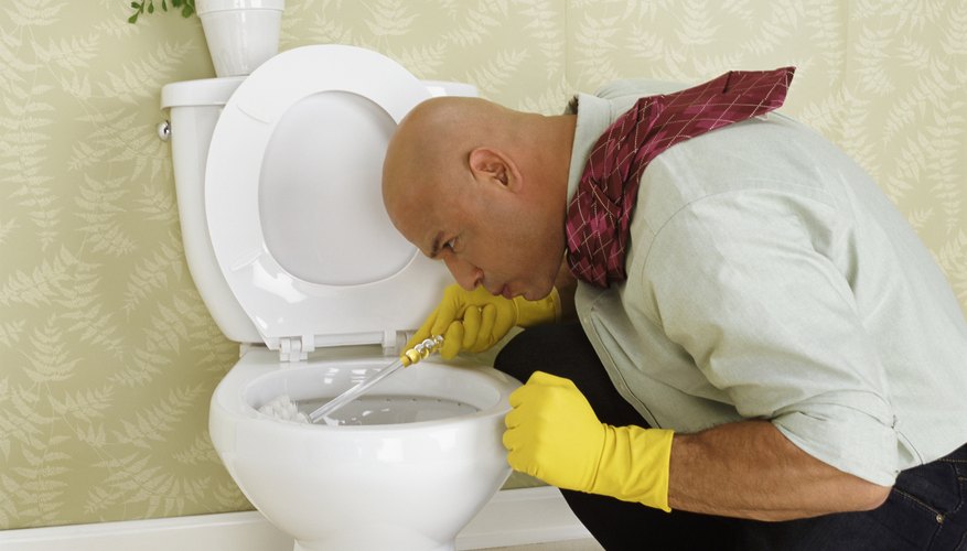Un cepillo de cerdas duras debería utilizarse para una limpieza completa del interior de la taza del inodoro.