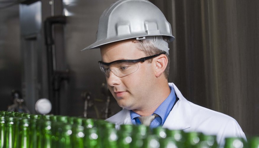 Si quieres embotellar tu cerveza en vez de ponerla en barriles, debes pagar a una empresa embotelladora por sus servicios.