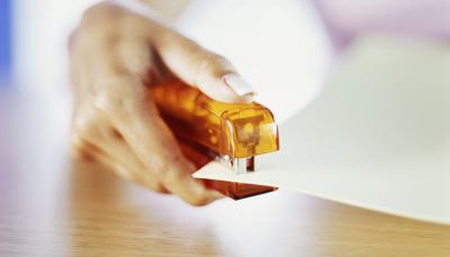 Mujer sosteniendo una engrapadora