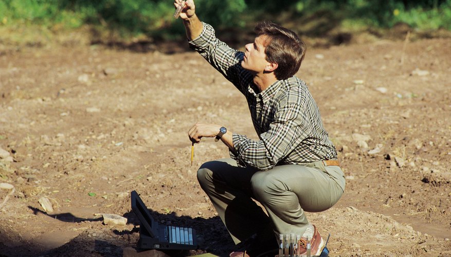 Estudia geología y recorre todos los terrenos del mundo.